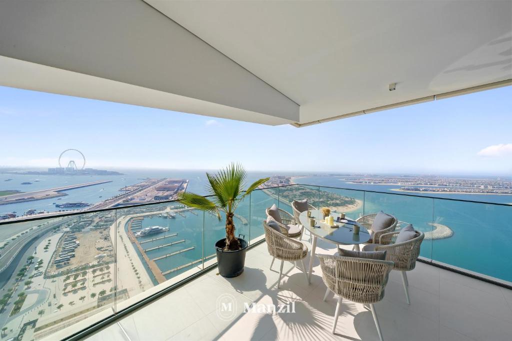 Manzil – Ultra Lux 3BR with Palm Jumeirah and Sea View in Beach Vista Tower, Near Dubai Harbour