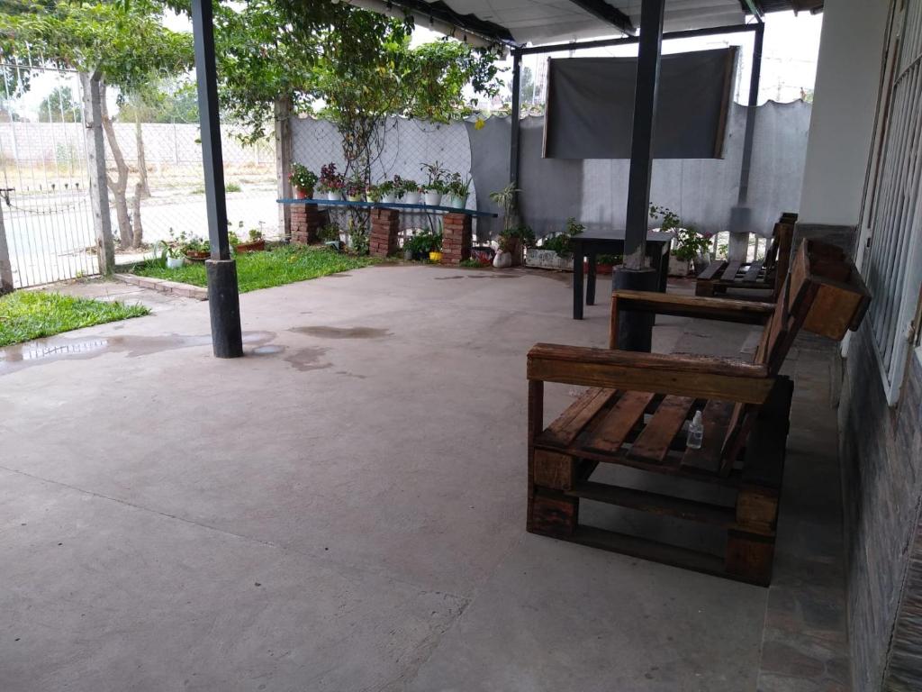 une terrasse avec un écran, une table et des chaises dans l'établissement rancho de los bellidos, à Perico