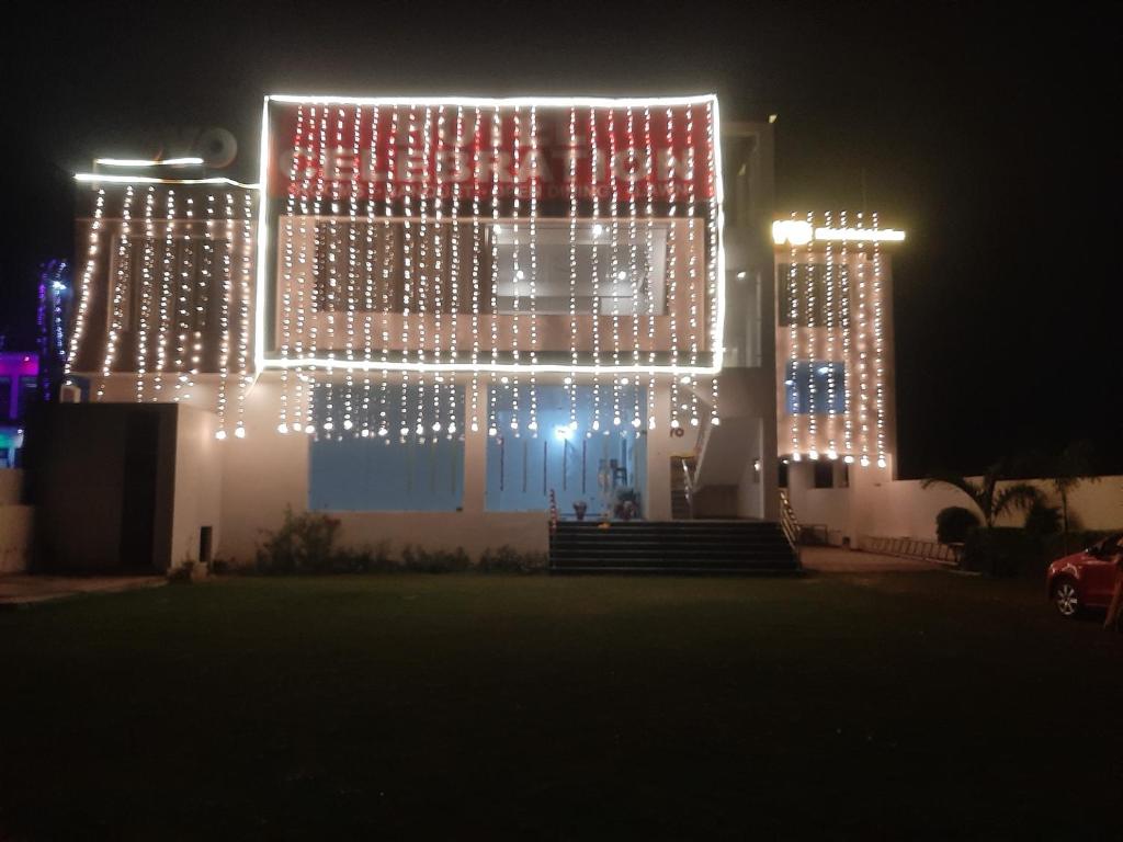 Un edificio con le luci di Natale sopra la notte di Hotel celebration a Alwar