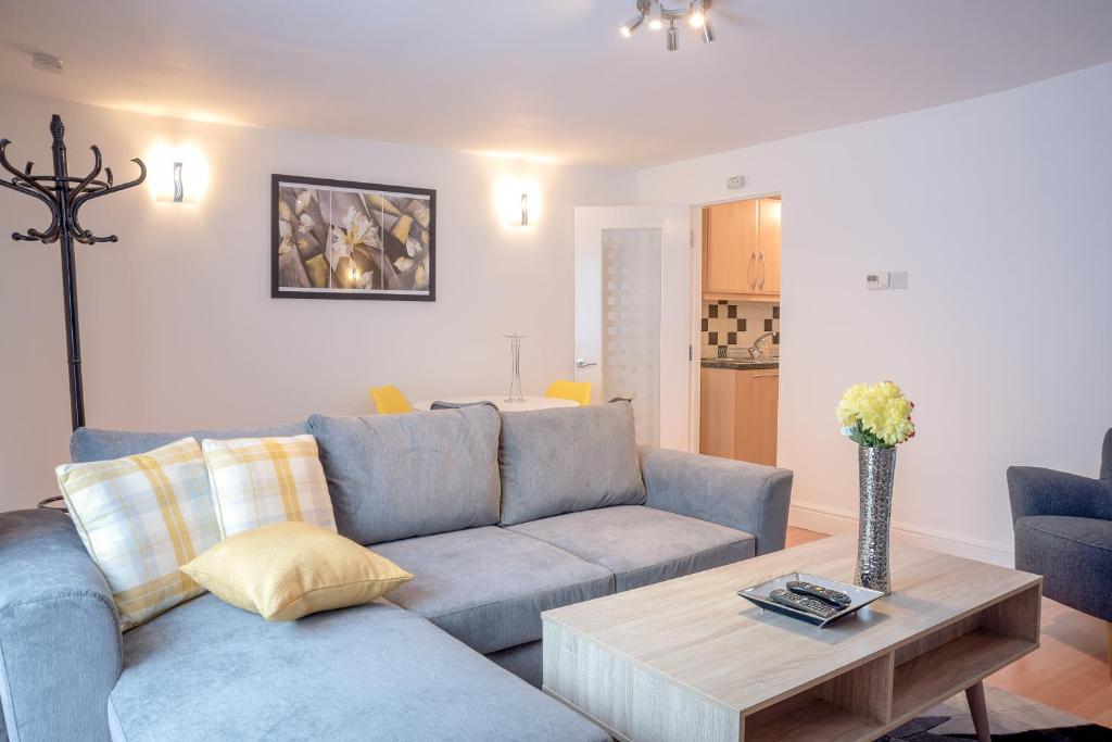 a living room with a blue couch and a table at 2Bed Apartment in Camden in London
