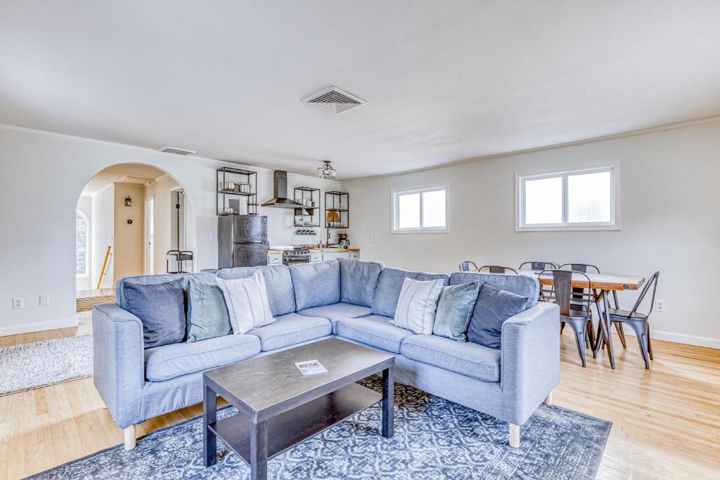 sala de estar con sofá azul y mesa en Mt Hood, en Welches