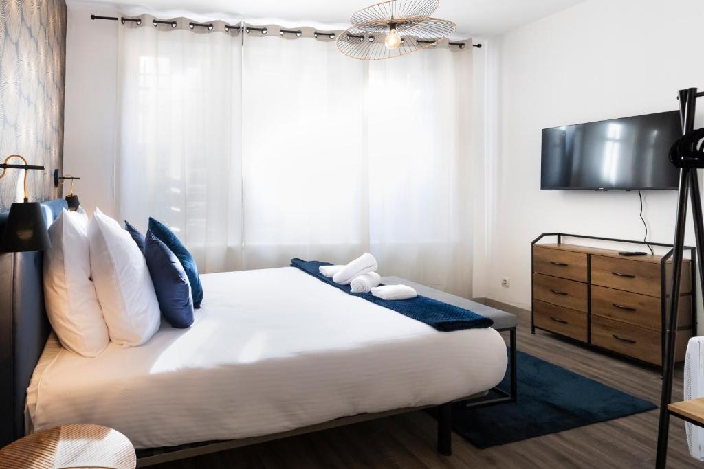 Łóżko lub łóżka w pokoju w obiekcie N1 Des Études Cosy Duplex Netflix Balcon ConciergerieDameCarcas