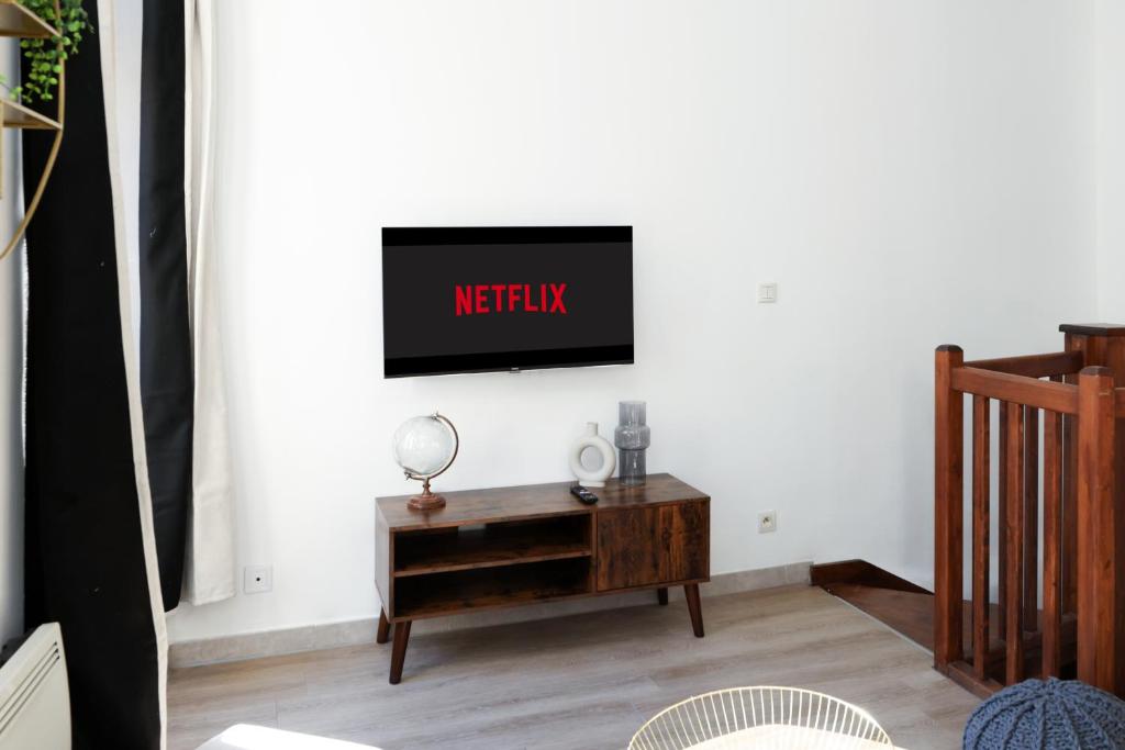Telewizja i/lub zestaw kina domowego w obiekcie N1 Des Études Cosy Duplex Netflix Balcon ConciergerieDameCarcas