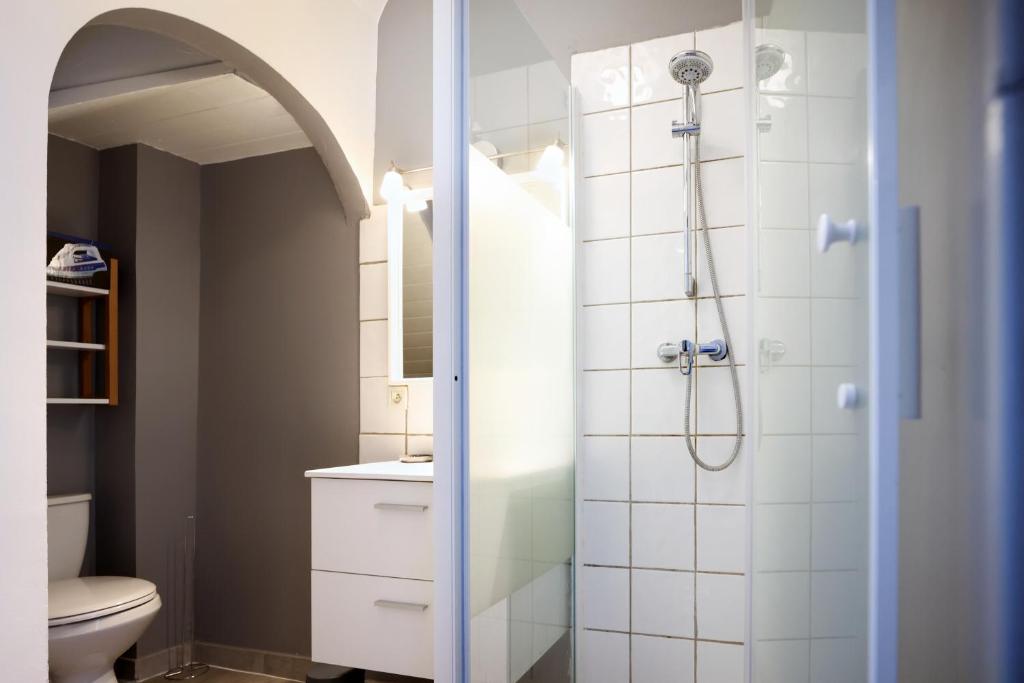 Łazienka w obiekcie N1 Des Études Cosy Duplex Netflix Balcon ConciergerieDameCarcas