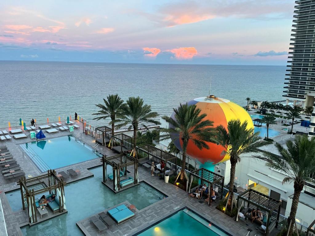 vista para a piscina no resort paradiso em Modern Beachfront Condo with Stunning Ocean View em Hollywood