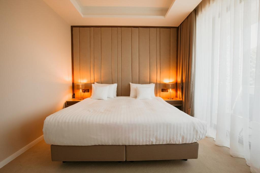 
Business Room with Balcony 
