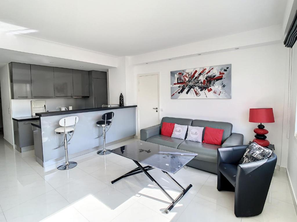 a living room with a couch and a table at Luxueux appartements idéalement situés en plein centre ville de Cannes in Cannes