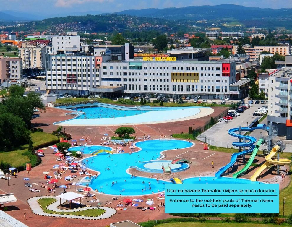 ein Bild eines Wasserparks in einer Stadt in der Unterkunft Hollywood Hotel in Sarajevo