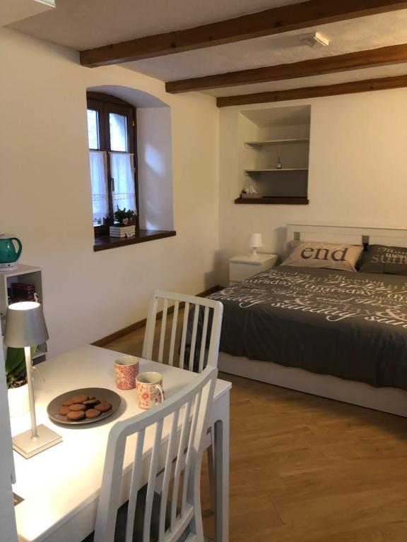 Posteľ alebo postele v izbe v ubytovaní Monolocale in casa del 700 - Trento