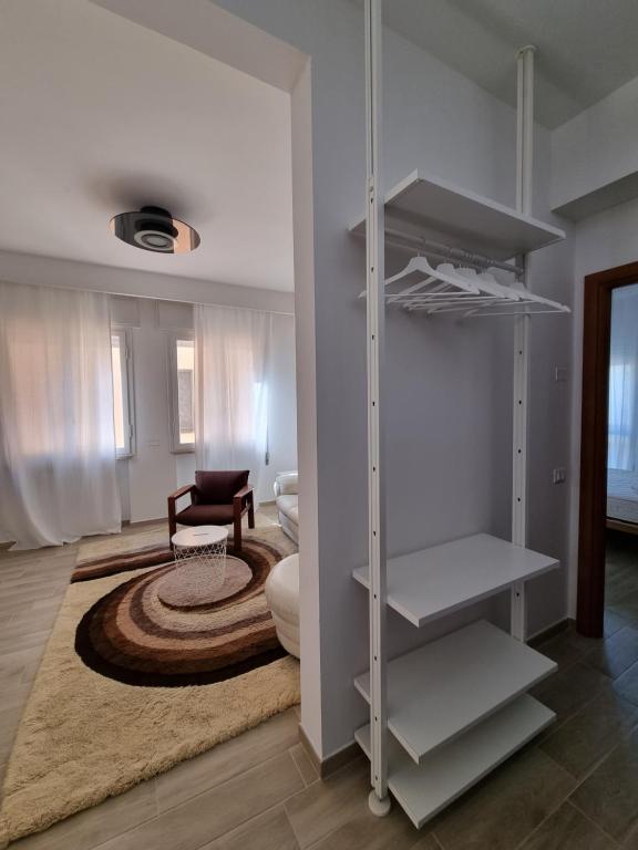 Pokój z szafą z kanapą i krzesłem w obiekcie Casa di Ily w Rawennie