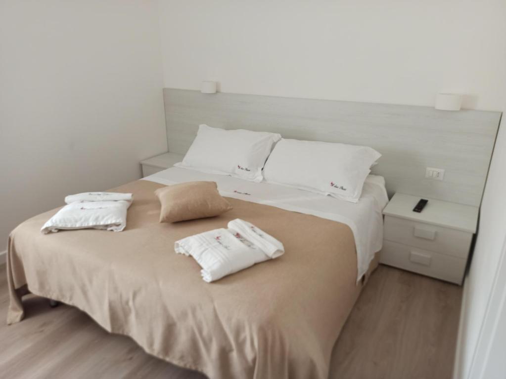 a bed with two white towels on top of it at A Due Passi in Grassano