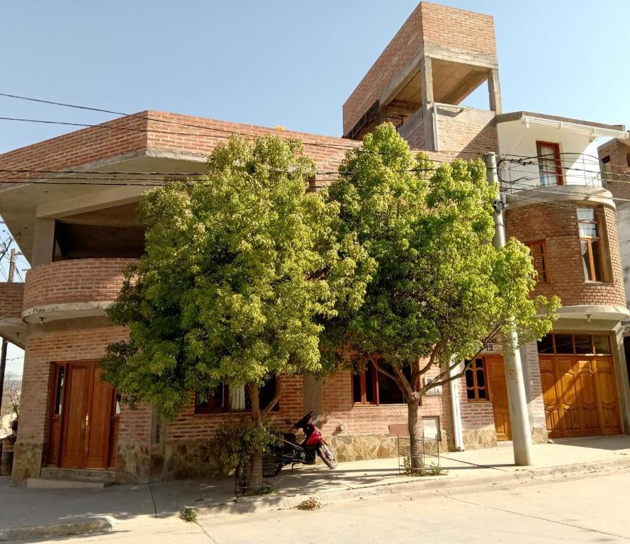 un edificio con un árbol delante de él en Jujuy-preyungas en San Salvador de Jujuy