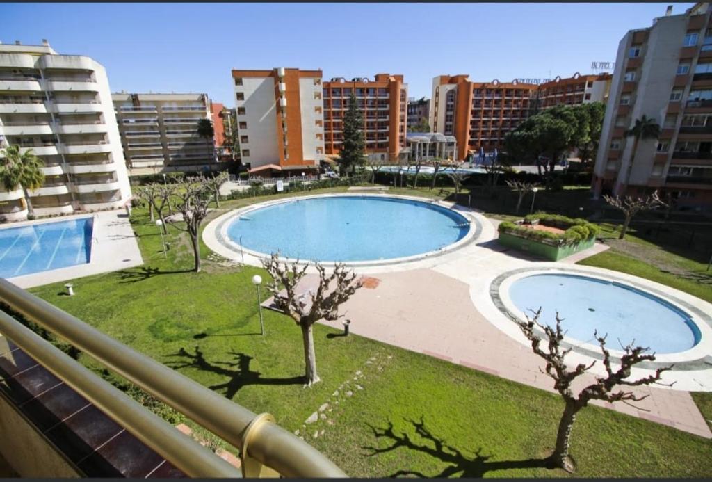 Bazén v ubytovaní Apartamento en Salou con 3 piscinas junto a Port Aventura alebo v jeho blízkosti
