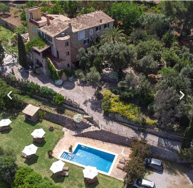uma vista aérea de uma casa com piscina em Sa Plana Petit Hotel em Estellencs