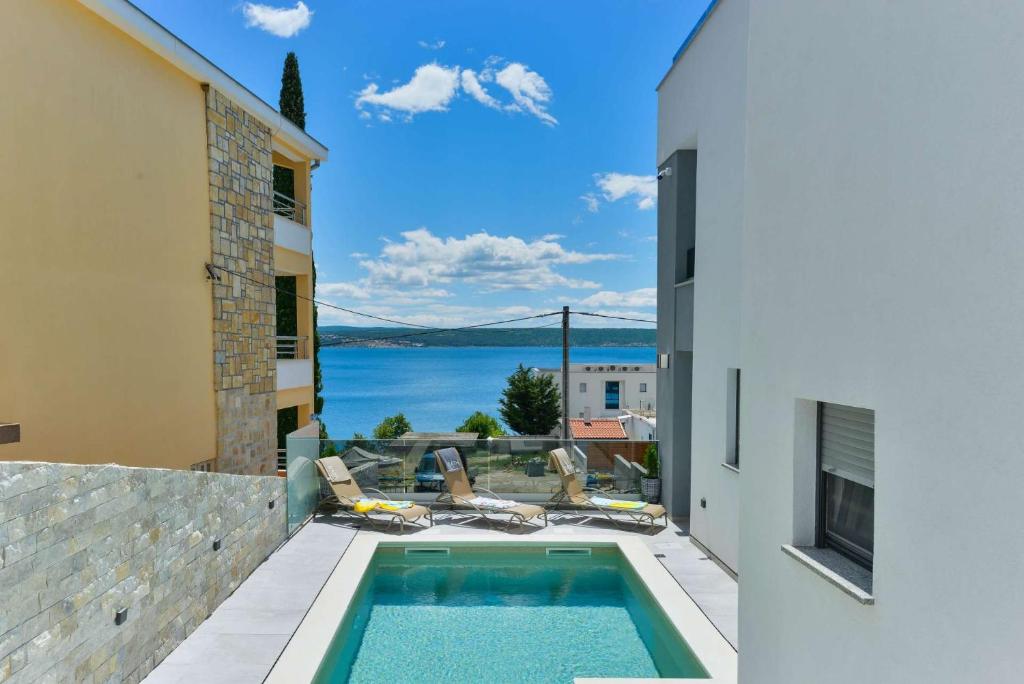 basen z widokiem na wodę z domu w obiekcie Modern Villa Futura with pool w mieście Maslenica
