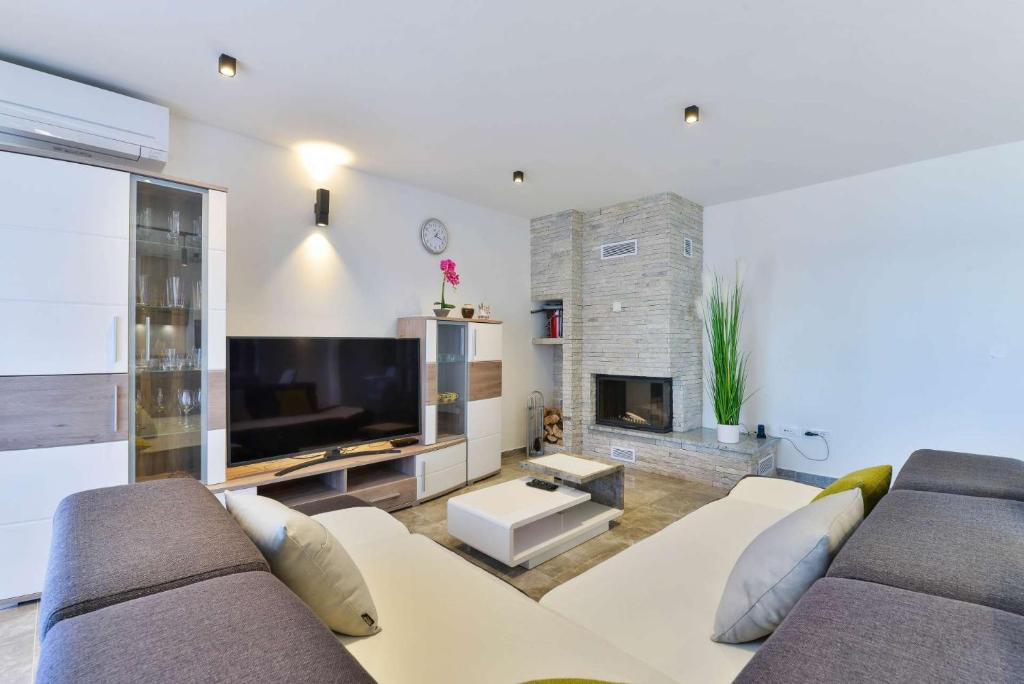Telewizja i/lub zestaw kina domowego w obiekcie Modern Villa Futura with pool