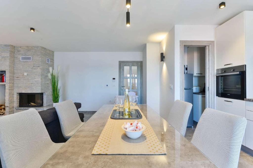 Telewizja i/lub zestaw kina domowego w obiekcie Modern Villa Futura with pool