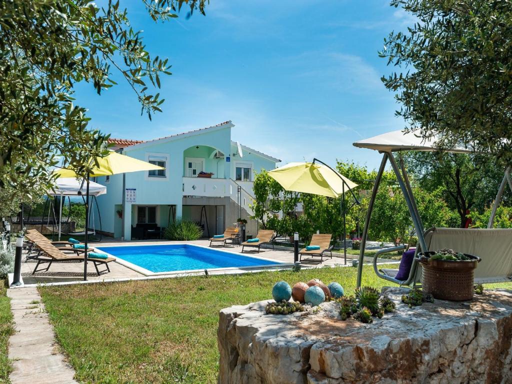 Bazén v ubytovaní Holiday House Marina with pool alebo v jeho blízkosti