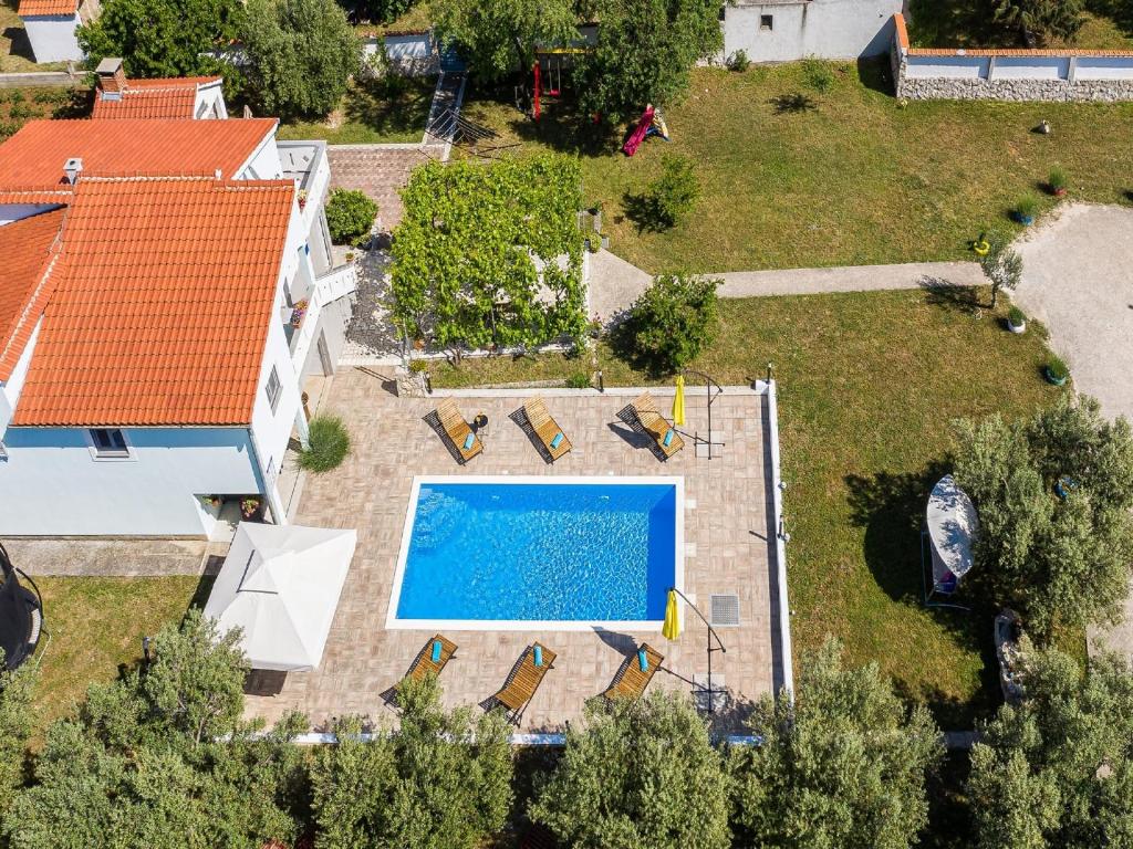 Bazén v ubytovaní Holiday House Marina with pool alebo v jeho blízkosti