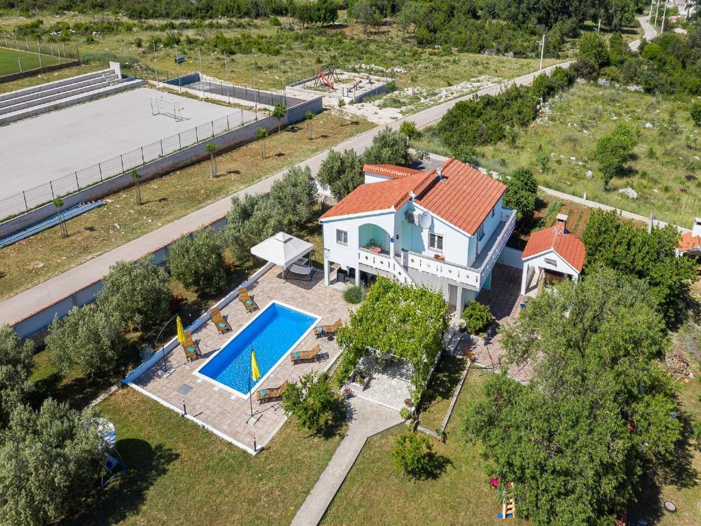 Bazén v ubytovaní Holiday House Marina with pool alebo v jeho blízkosti