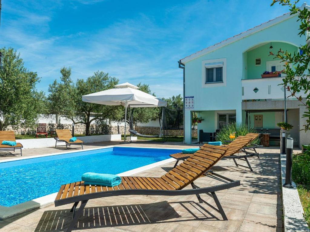 Bazén v ubytovaní Holiday House Marina with pool alebo v jeho blízkosti