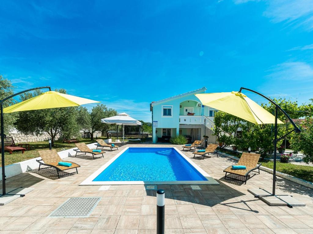 Bazén v ubytovaní Holiday House Marina with pool alebo v jeho blízkosti