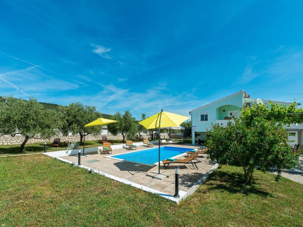 Bazén v ubytovaní Holiday House Marina with pool alebo v jeho blízkosti
