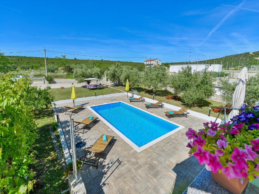 Bazén v ubytovaní Holiday House Marina with pool alebo v jeho blízkosti