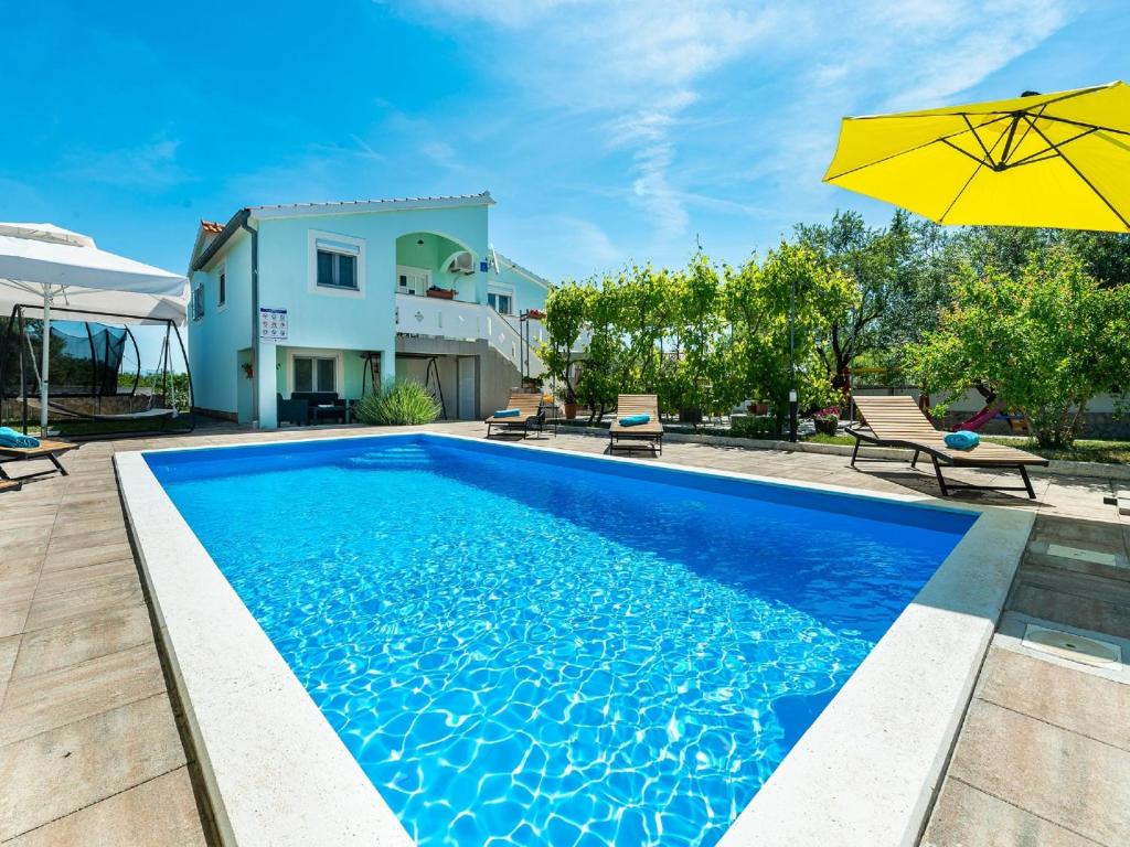 Bazén v ubytovaní Holiday House Marina with pool alebo v jeho blízkosti