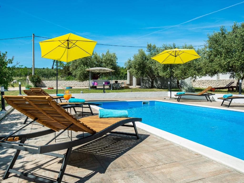 Bazén v ubytovaní Holiday House Marina with pool alebo v jeho blízkosti