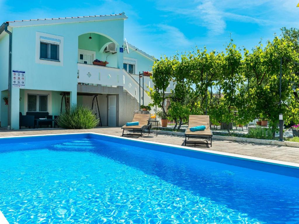 Bazén v ubytovaní Holiday House Marina with pool alebo v jeho blízkosti