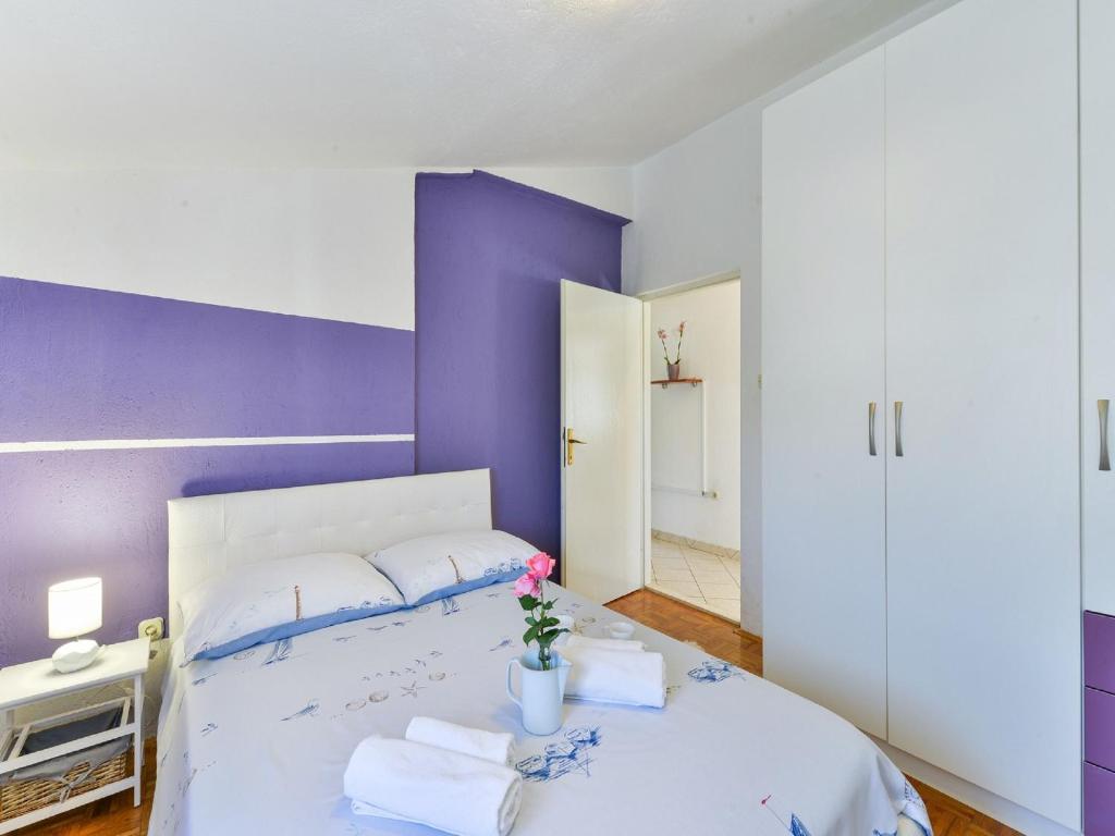 Posteľ alebo postele v izbe v ubytovaní Holiday House Marina with pool