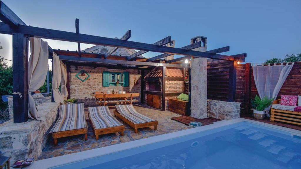 Bazén v ubytování Stone villa Pietra with pool nebo v jeho okolí