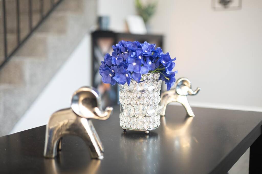 um vaso cheio de flores azuis sentado numa mesa em 2Bdrm Comfortable Townhome 5 Mins from Airport em Atlanta