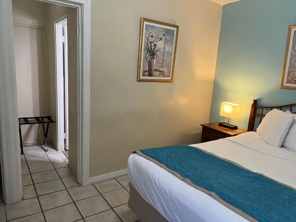 Uma cama ou camas num quarto em Seashell Motel and International Hostel