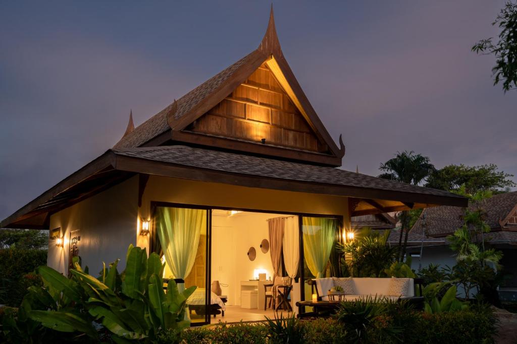 Lanta Palace Beach Resort & Spa - Adult Onlyにある庭