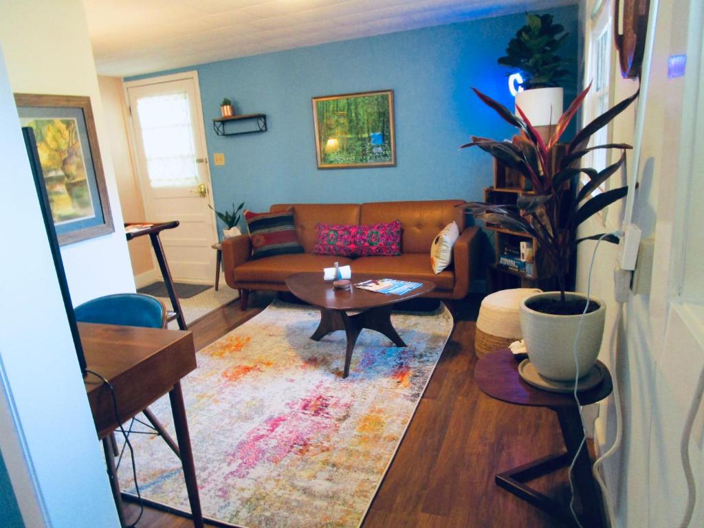 een woonkamer met een bank en een tafel bij Boho-Chic Studio - Unit 1 in Bloomington