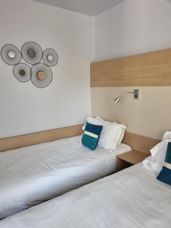 Postel nebo postele na pokoji v ubytování Hotel Cantosorgue