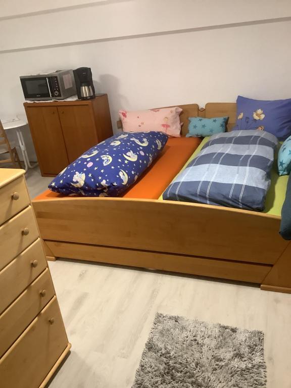a bedroom with two beds with pillows on them at Doppelzimmer mit neuem Bad und Sportpool-Nutzung außen, beheizt, im Souterrain der Villa Naturpark Rheinblick in Koblenz