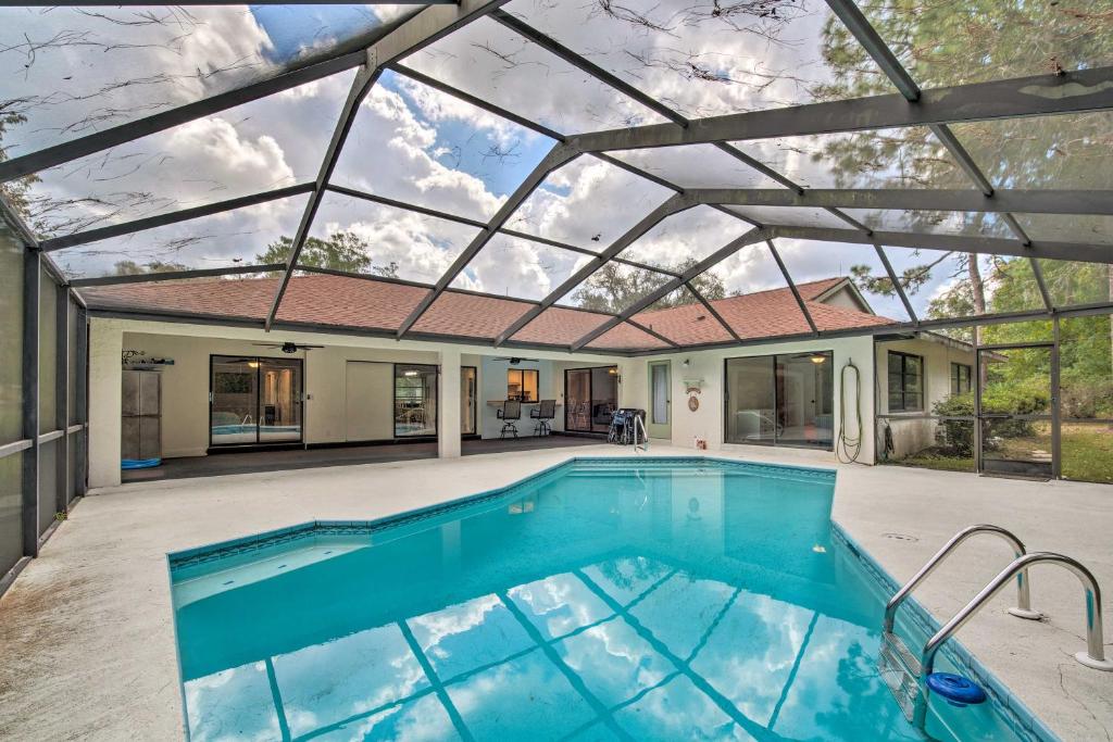 een binnenzwembad met een glazen dak bij Stunning Homosassa Getaway with Private Pool! in Homosassa