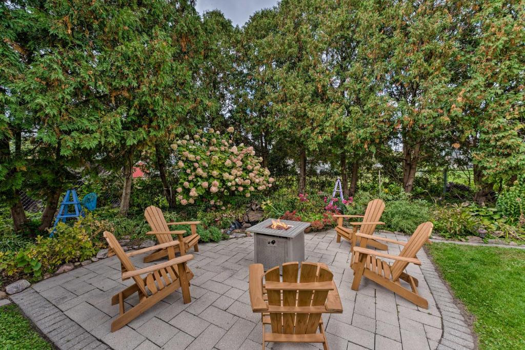 un patio avec des chaises, une table et un grill dans l'établissement Airy Cottage Close to Rock Lake with Fire Pit!, à Lake Mills