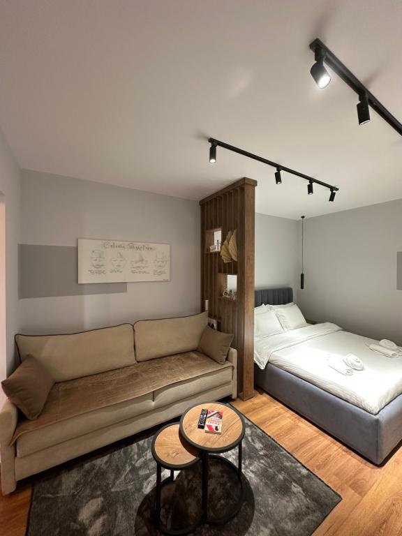 Un pat sau paturi într-o cameră la 4SeasonsGea , Studio Apartment In Heart Of Tirana