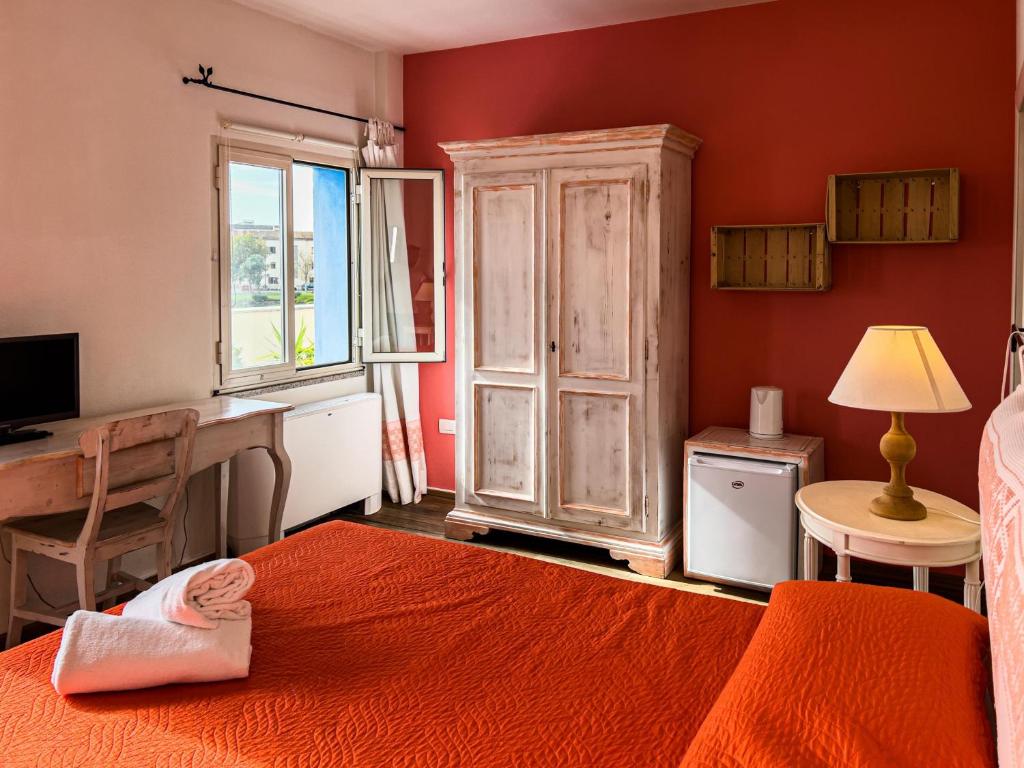 - une chambre avec un lit, un bureau et un ordinateur dans l'établissement La Terrazza Guesthouse, à Olbia