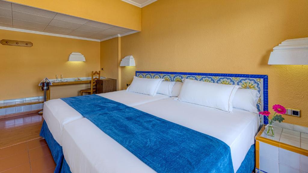 Playadulce - Twin Room (3 Adults)