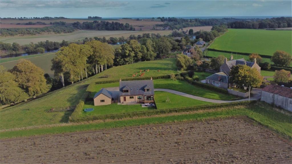 una vista aérea de una gran casa en un campo en Hen Pen, en Montrose