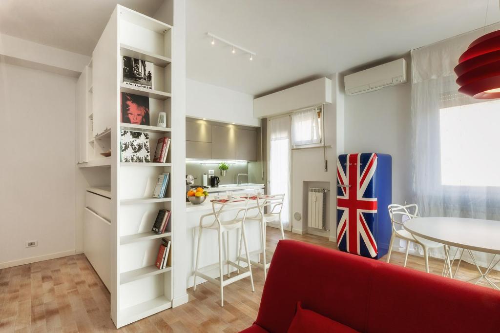 un soggiorno con divano rosso e tavolo di Pao Apartment - Navigatori a Verona