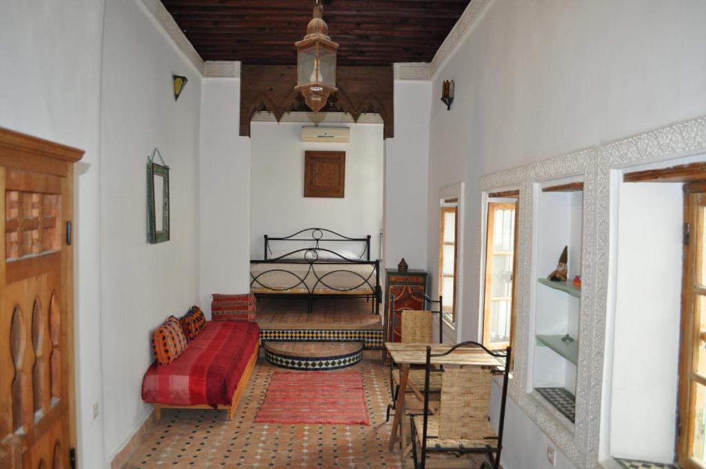 - un salon avec un lit et un canapé dans l'établissement Riad Kasbah, à Rabat