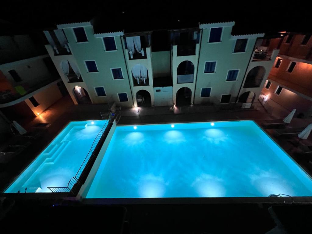 duży basen przed budynkiem w obiekcie Valledoria 2 int.9 w mieście Valledoria