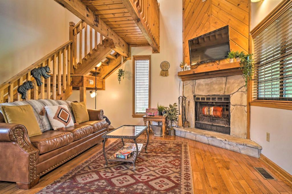 CREEKSIDE Cabin w/ LOFT by Pigeon Forge - Housity