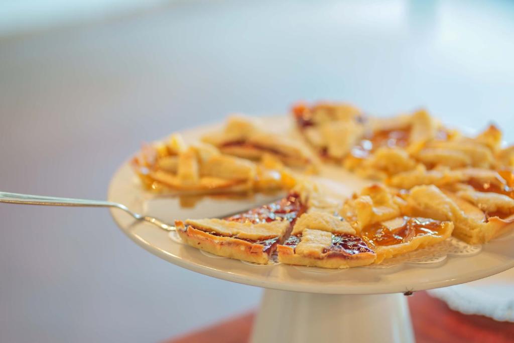 a plate of food with a plate of pie at Il Monastero in Geremèas
